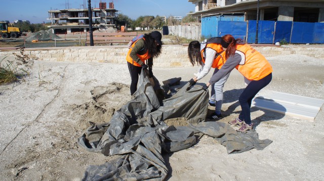 Plajele constănțene, o mare GROAPĂ DE GUNOI: peste 18.000 de deșeuri strânse de voluntari în această toamnă