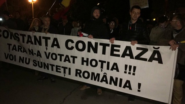 PROTESTE în toată ţara: 'Ţara n-a vodtat hoţia! Voi nu sunteţi România'