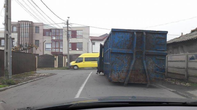 Reacţie promptă a Poliţiei Rutiere în cazul containerului care pune în pericol siguranţa şoferilor, în cartierul Coiciu