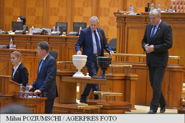 Moțiunea de cenzură a fost respinsă