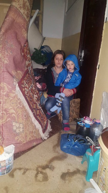 VOI SUNTEŢI NORMALI?!? Familie cu doi copii minori, evacuată ABUZIV în prag de iarnă!