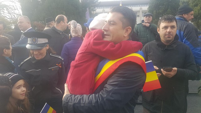 Primarul Decebal Făgădau, asaltat de copii