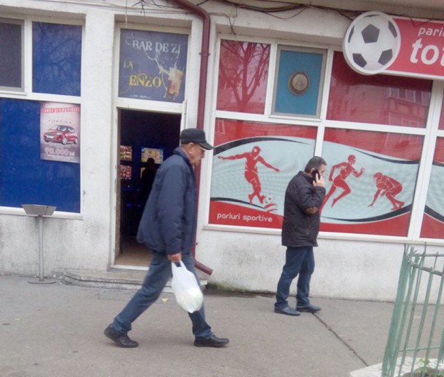 A năvălit cu un cuţit peste o barmaniţă, cu o pungă pe faţă!