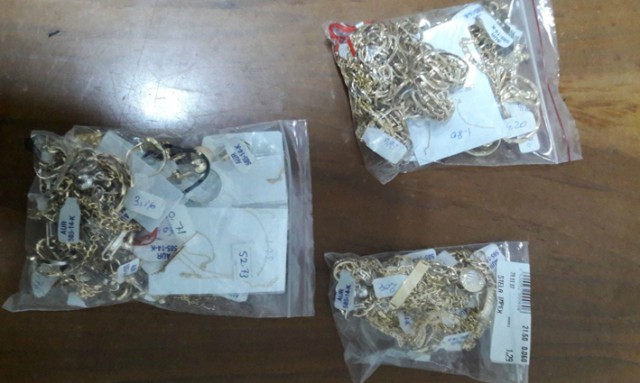 Peste 300 grame bijuterii de culoare aurie, confiscate la Vama Veche
