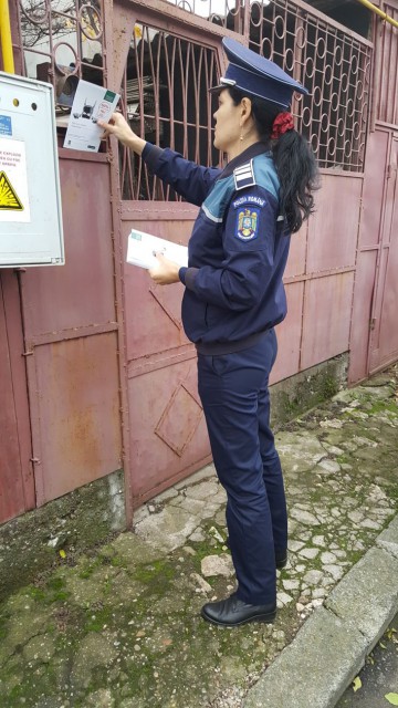 Poliţiştii au luat la pas străzile din Constanţa: ‘Hoţii sunt creativi, fii preventiv!’