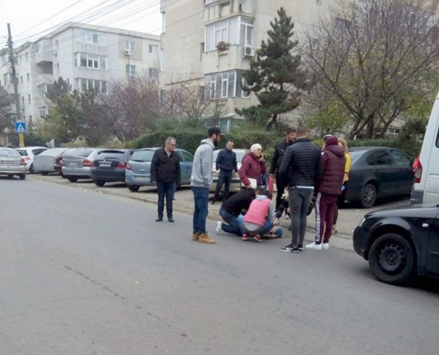 Copil lăsat nesupravegheat, lovit de maşină!