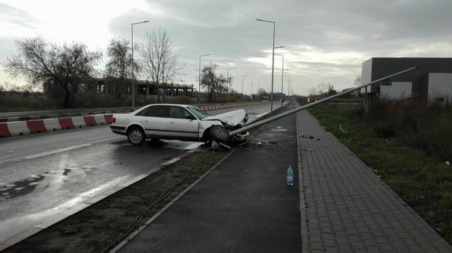 Accident în Năvodari: O maşină s-a făcut PRAF într-un stâlp! Şoferul era BĂUT!