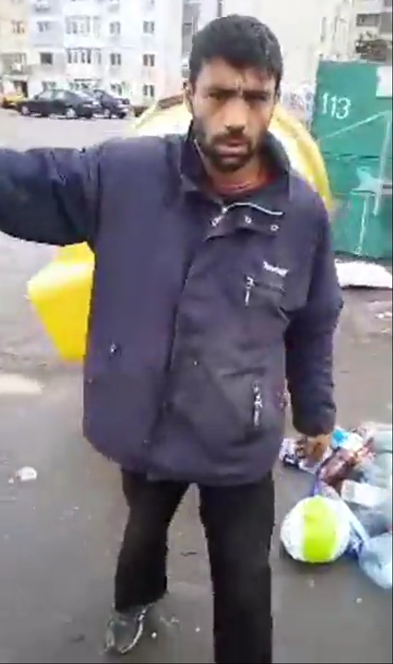 DEZASTRU în zona Balada! Un om al străzii a PUS LA PĂMÂNT ghenele de gunoi, să strânga PET-uri