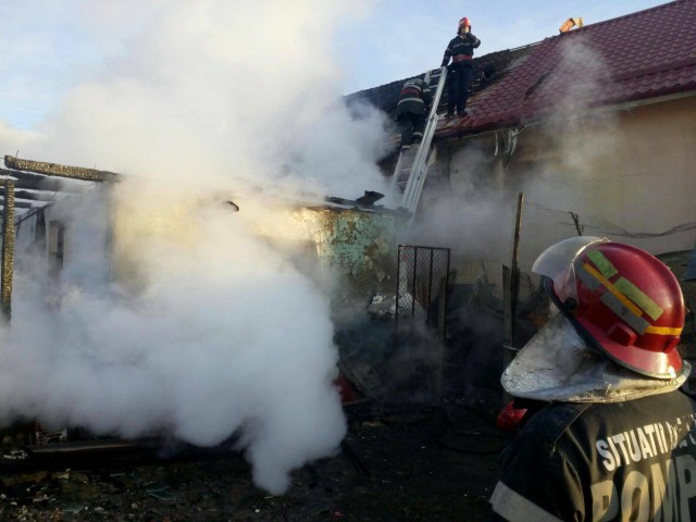 Incendiu PUTERNIC la Poarta Albă: PERICOL DE EXPLOZIE!