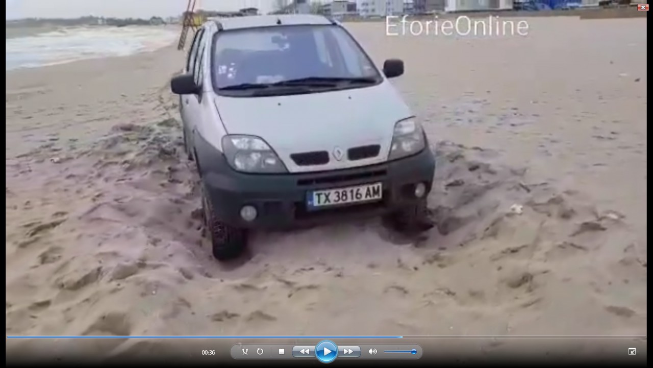 A rămas cu mașina blocată pe plajă la Eforie - VIDEO