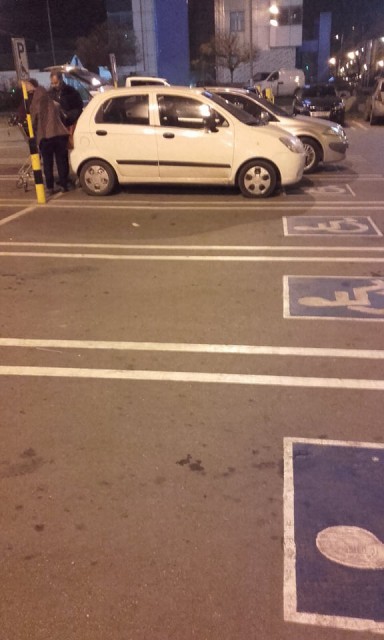Poliţia îşi poate face norma de amenzi, zilnic, vizitând parcarea de la Kaufland: e plină de ‘BIZONI’!