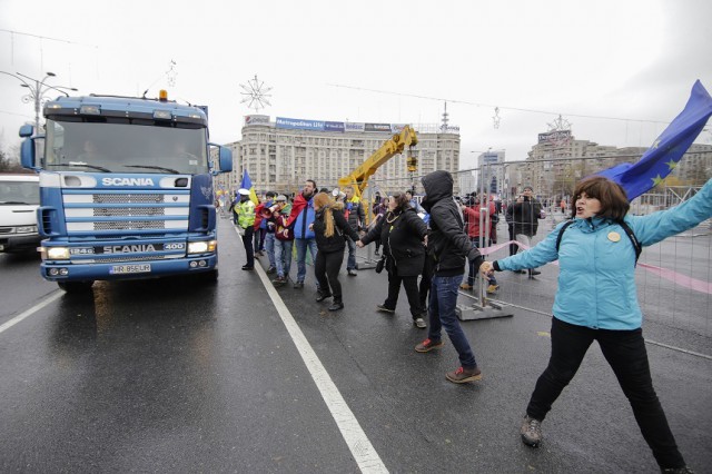 În urma protestelor, Primăria Capitalei nu mai face Târgul de Crăciun în Piaţa Victoriei. Gabriela Firea vorbeşte despre anarhie