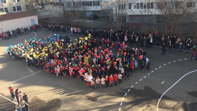 Uriaș tricolor uman la Școala Gimnazială „Ghe. Țițeica” din Constanța