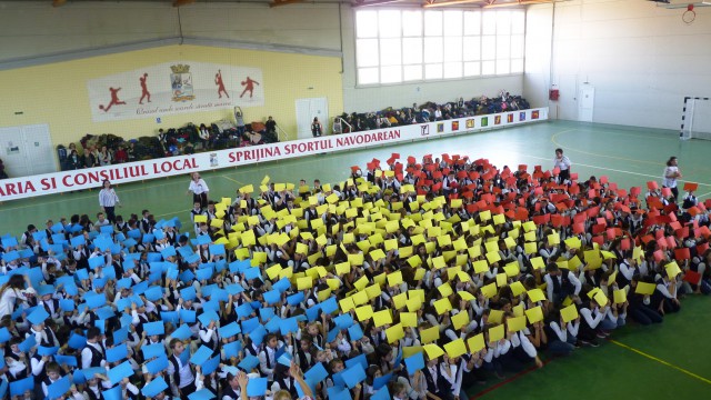 Școala Gimnazială „Grigore Moisil” Năvodari, în sărbătoare: Flashmob și puzzle tricolor uriaș!