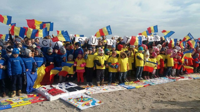 Steag uman la Vama Veche! 500 de copii au participat la eveniment