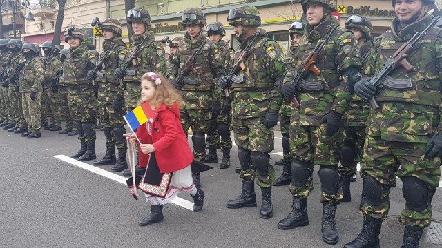 GALERIE FOTO Constănțenii sărbătoresc Ziua Națională a României. Defilare IMPRESIONANTĂ de forțe militare pe B-dul Tomis