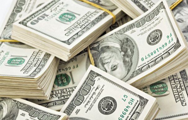 Economist: Dolarul american se va prăbuşi până la sfârşitul lui 2021