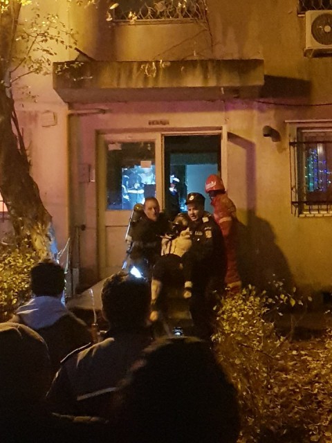 ALERTĂ pe Aleea Nalbei! O scară întreagă a fost evacuată, după ce a luat foc apartamentul doctorului Burbea! VIDEO