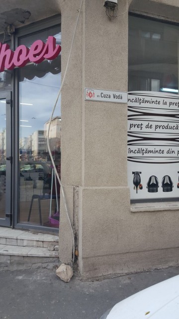 Plăcuțe stradale și stâlpi cu indicatoare noi în municipiul Constanța