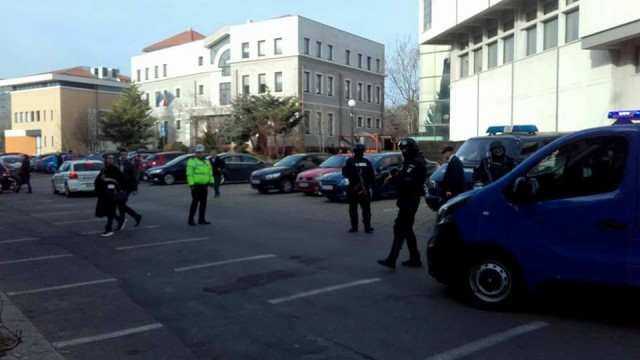 MASCAȚII AU ÎNCONJURAT TRIBUNALUL, CU ARMELE LA VEDERE: au fost aduși inculpați PERICULOȘI!