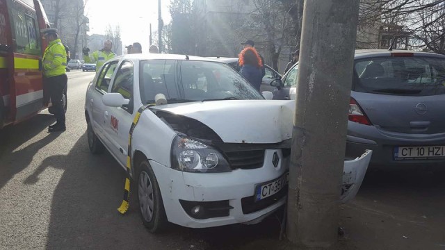 PANICĂ pe șoseaua Mangaliei. O mașină a intrat în stâlp: ”Șoferul a pus capul pe volan și…”