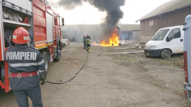 Incendiu la Tulcea! Au intervenit de urgenţă pompierii