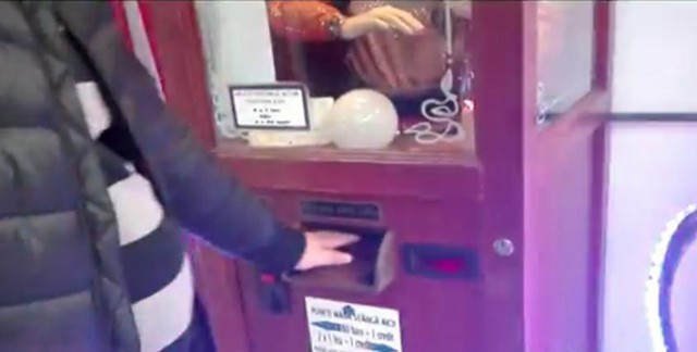 Aparat cu mesaje SEXUALE, la dispoziţia copiilor, într-un centru comercial din Constanţa