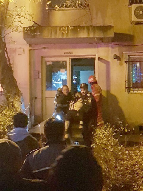 Cauza incendiului de pe Aleea Nalbei: scurtcircuit. A ars o cameră PLINĂ cu cărţi