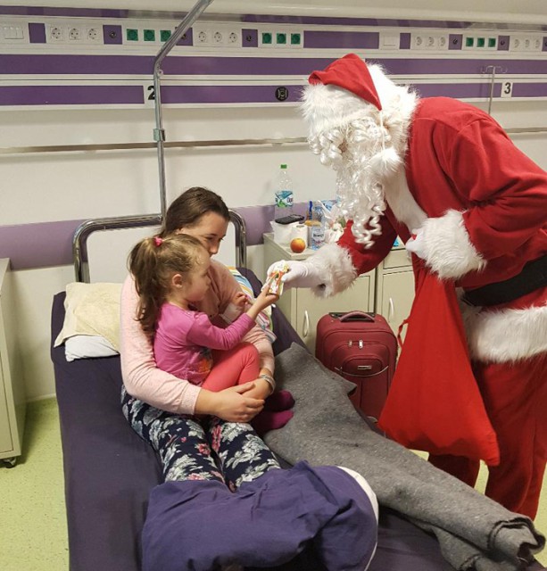 Surpriză pentru cei mici! Moş Crăciun se află în spitalele din Constanţa