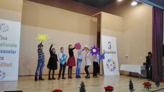 Spectacol inedit oferit de adulţii şi copiii cu dizabilităţi, pe scena Casei de Cultură din Techirghiol