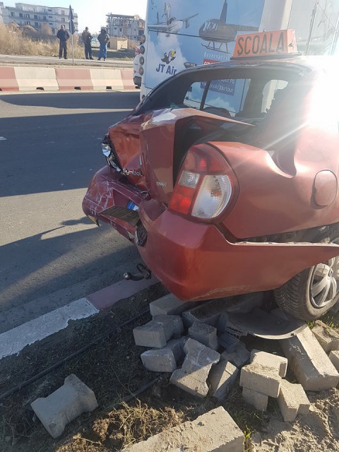 ACCIDENT RUTIER în Mamaia Nord, între o maşină a unei şcoli de şoferi şi un autocar! IMAGINI