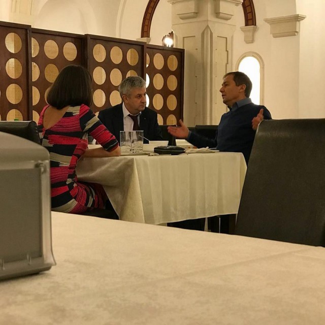 Fotografie cu Forin Iordache şi Daniel Morar, împreună la masă, publicată pe Facebook