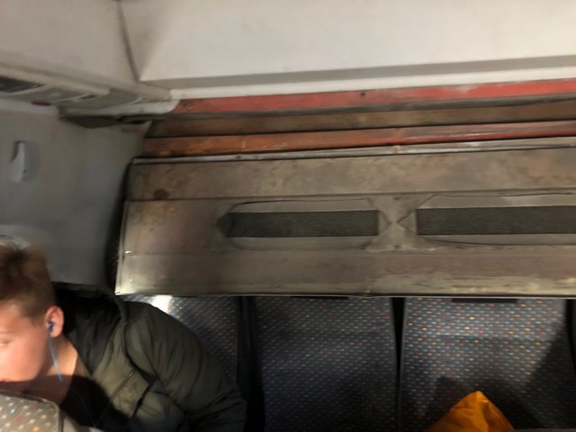 VIDEO Plafonul unui microbuz GMS de pe ruta Constanța – Năvodari a căzut în capul pasagerilor!