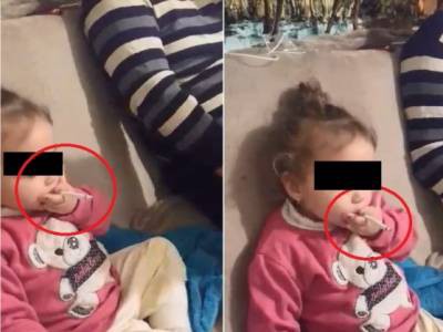 SCANDALOS: Fetiță de 3 ani, pusă de mamă să fumeze