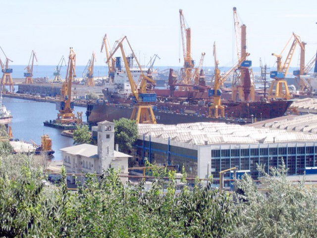 Portul Constanţa cere falimentul unei firme deţinute de afacerişti controversaţi