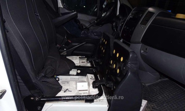 Parfumuri contrafăcute, confiscate la punctul de trecere a frontierei
