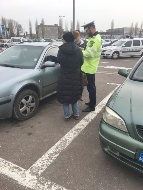 Parcările centrelor comerciale, CONTROLATE de poliţiştii constănţeni