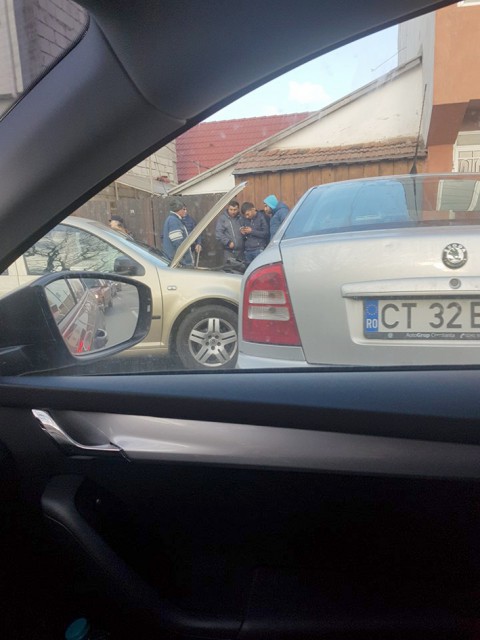 Coliziune între trei maşini pe Baba Novac. O persoană a ajuns la spital!