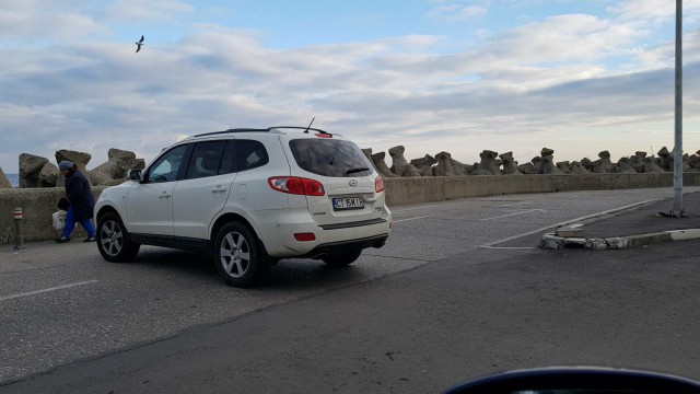 Amenzi pentru posesorii maşinilor parcate pe digul de la Cazino. FOTO!