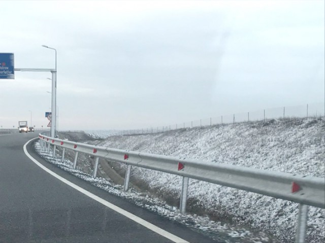 Utilajele au ieşit pe drumurile judeţene din Constanţa: a nins în mai multe zone