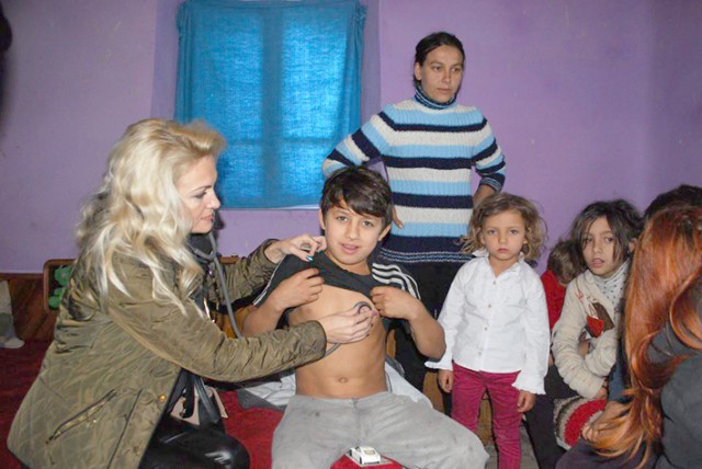 Caravana Respectului a ajuns la Bărăganu. Copiii au primit cadouri şi au fost consultaţi de medici