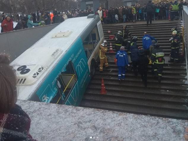 Un autobuz a intrat într-un pasaj pietonal subteran, la Moscova
