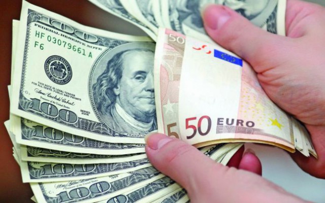 Leul pierde teren în faţa monedei euro, dar se apreciază în raport cu dolarul american