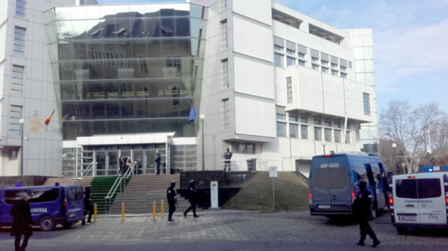 Traficul a fost închis în zona Tribunalului! Mascaţii au împânzit zona!