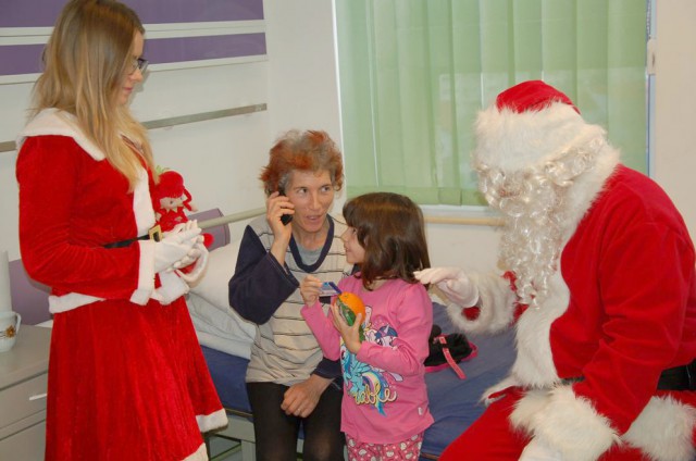 Moş Crăciun şi Crăciuniţa au colindat spitalele din Constanţa