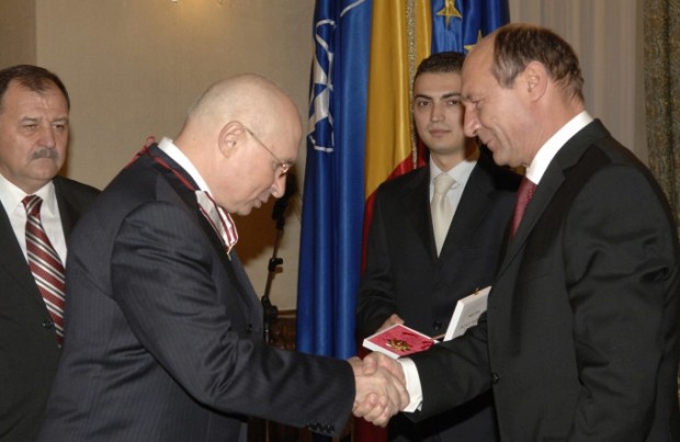 Medicul Mihai Lucan, acuzat de delapidare, a fost susținut şi încurajat de politicieni de rang înalt din România