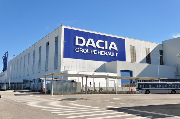 Angajaţii Dacia primesc sume compensatorii, astfel încât salariul net să nu scadă după mutarea CAS