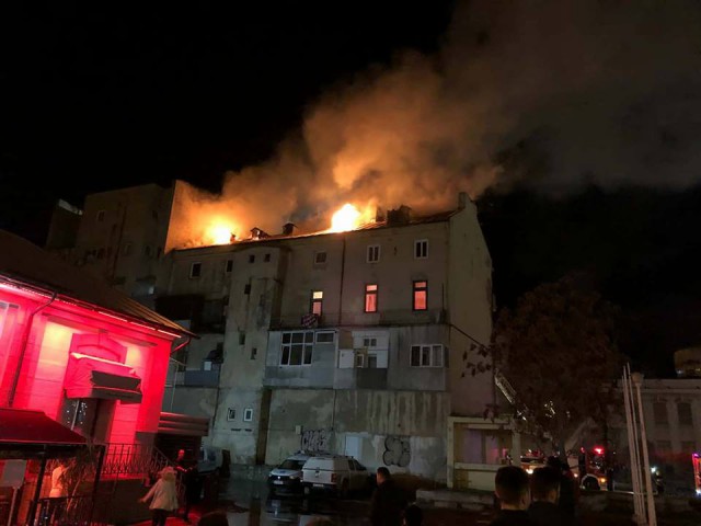 Incendiul de la Miga: 8 familii s-au autoevacuat; mansarda a ars complet