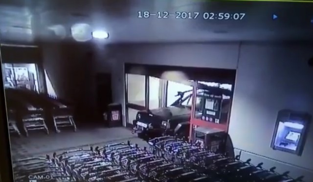 JAF CA-N FILME ÎN CONSTANȚA! HOȚII AU INTRAT ÎN MAGAZIN CU MAȘINA! VIDEO