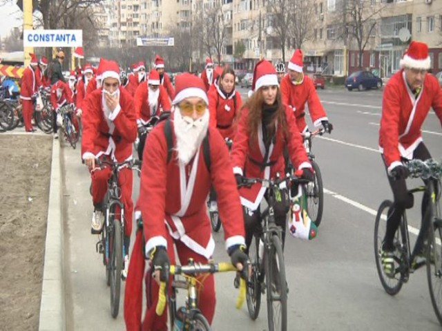 Moși Crăciuni pe biciclete au împărțit daruri copiilor, la Constanța